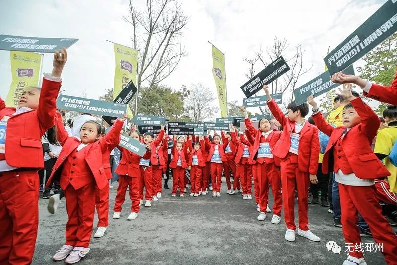 一群红孩儿惊艳“邳马”跑道，他们竟然来自这里……