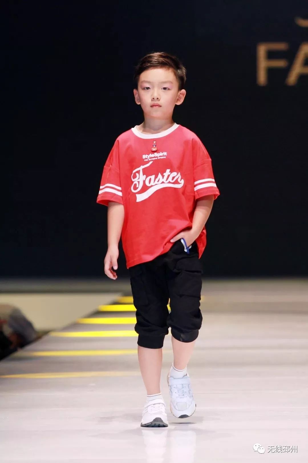 一群红孩儿惊艳“邳马”跑道，他们竟然来自这里……