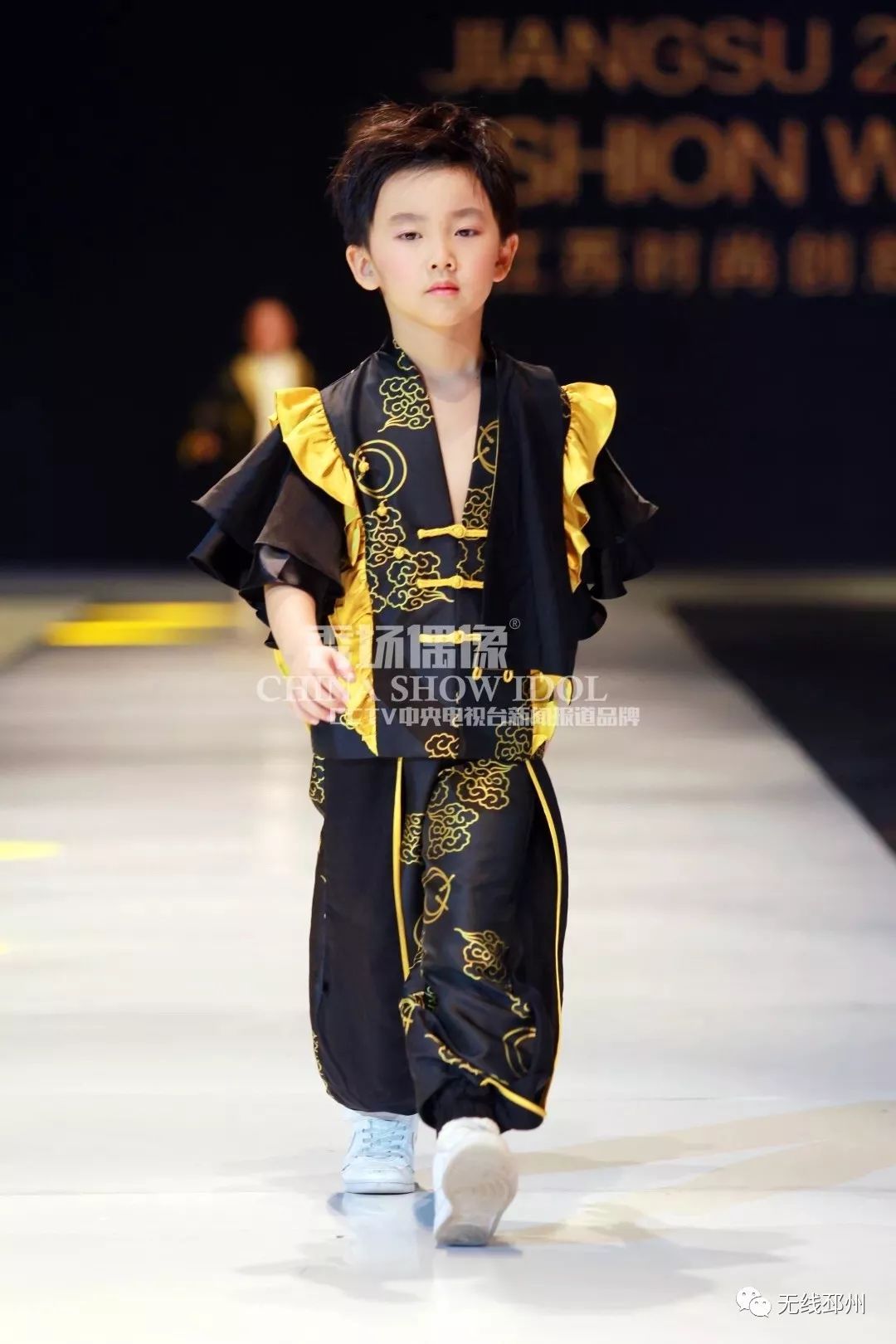 一群红孩儿惊艳“邳马”跑道，他们竟然来自这里……