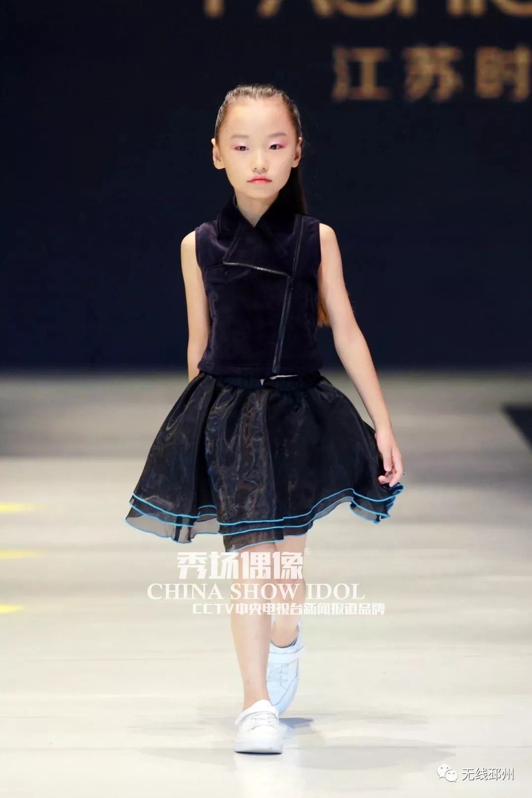 一群红孩儿惊艳“邳马”跑道，他们竟然来自这里……