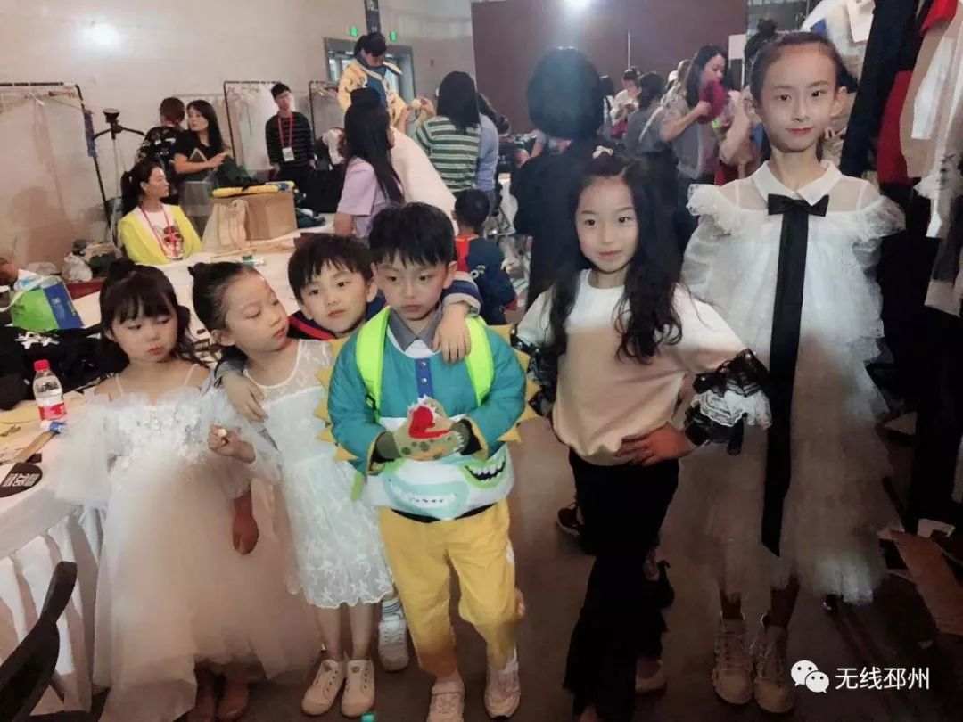 一群红孩儿惊艳“邳马”跑道，他们竟然来自这里……