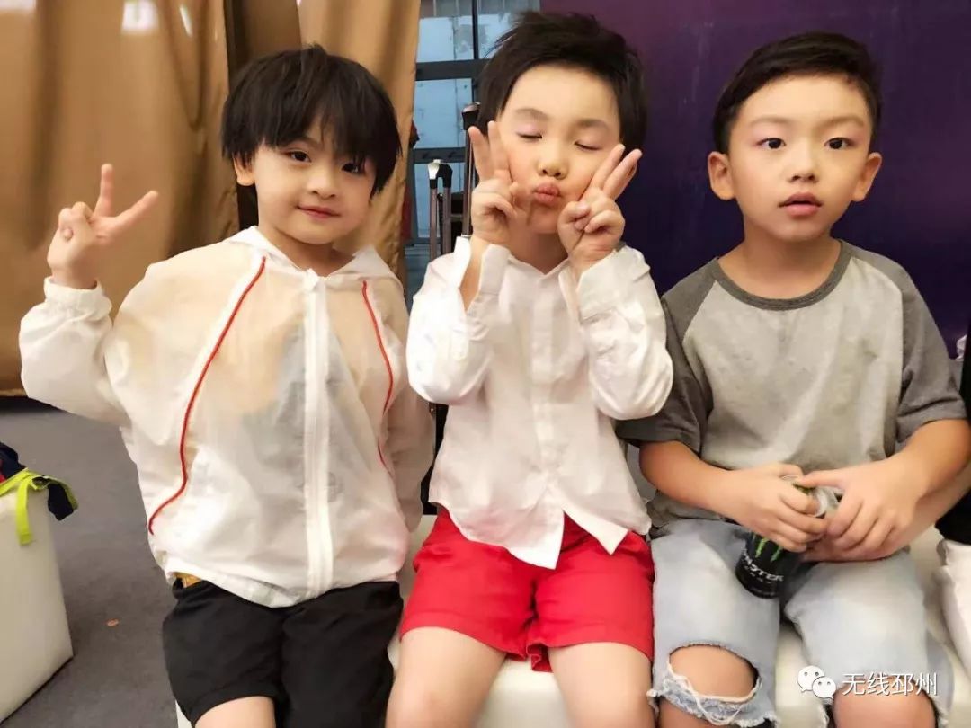 一群红孩儿惊艳“邳马”跑道，他们竟然来自这里……