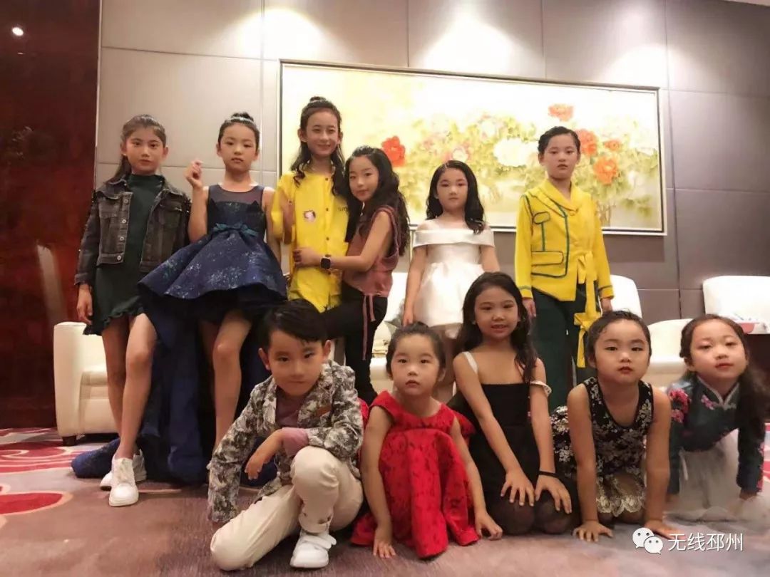 一群红孩儿惊艳“邳马”跑道，他们竟然来自这里……