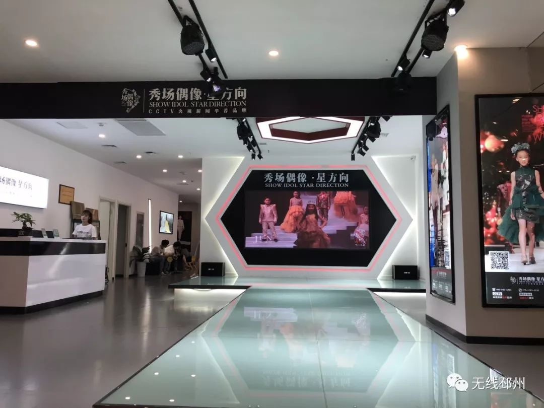 一群红孩儿惊艳“邳马”跑道，他们竟然来自这里……