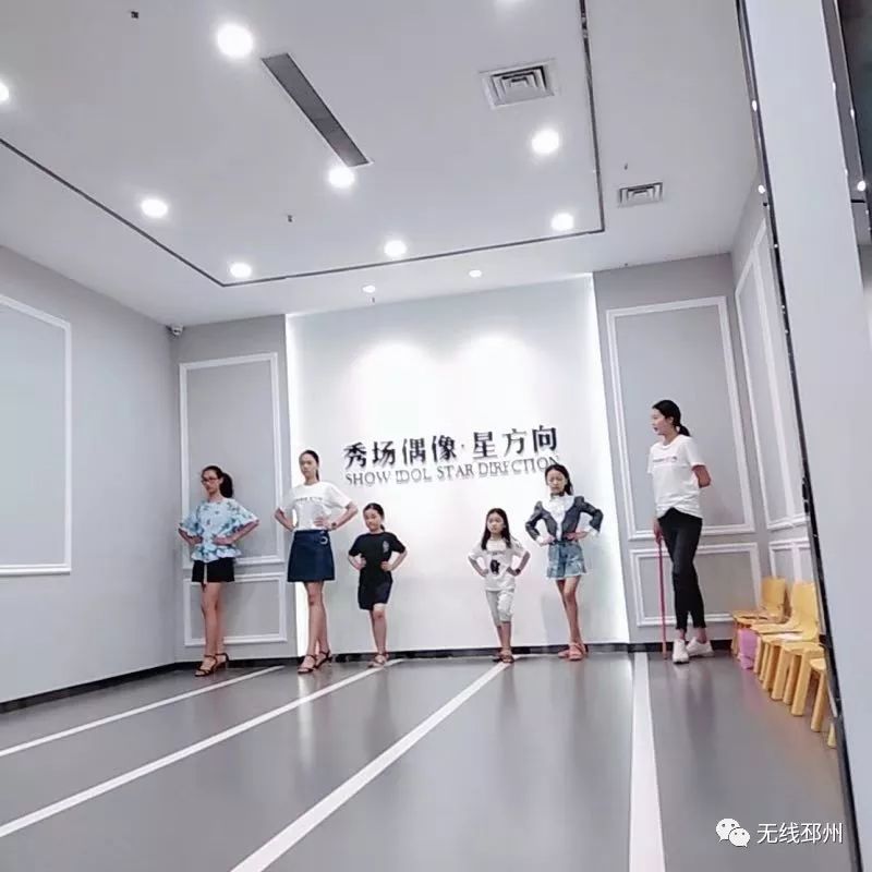 一群红孩儿惊艳“邳马”跑道，他们竟然来自这里……