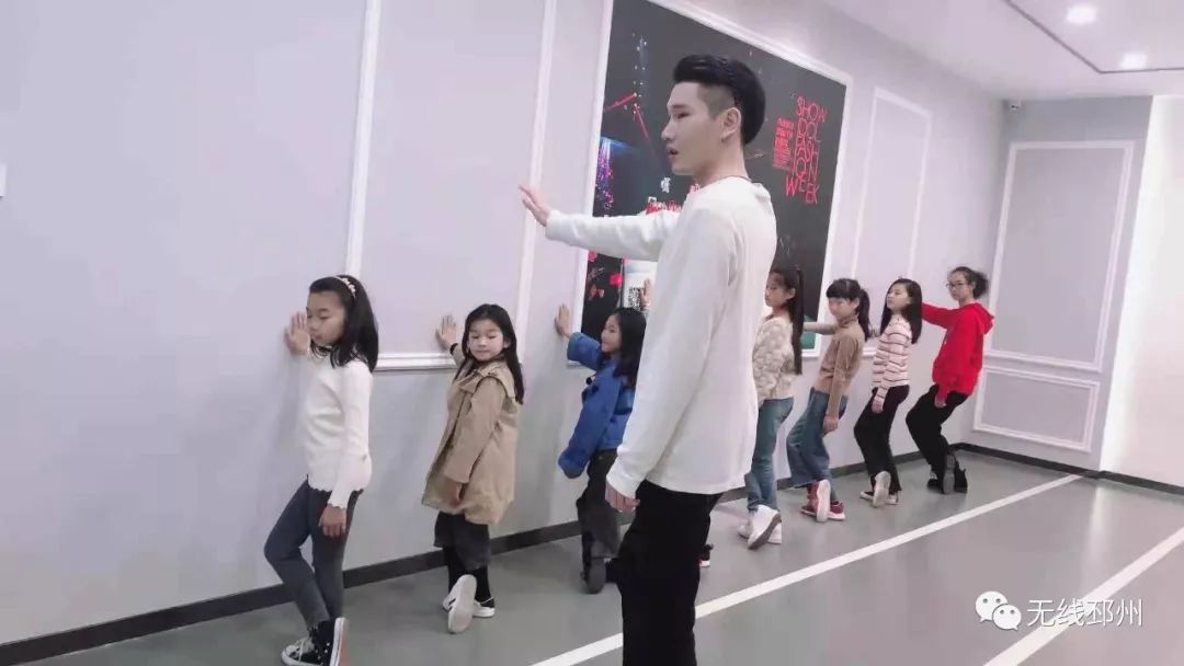 一群红孩儿惊艳“邳马”跑道，他们竟然来自这里……