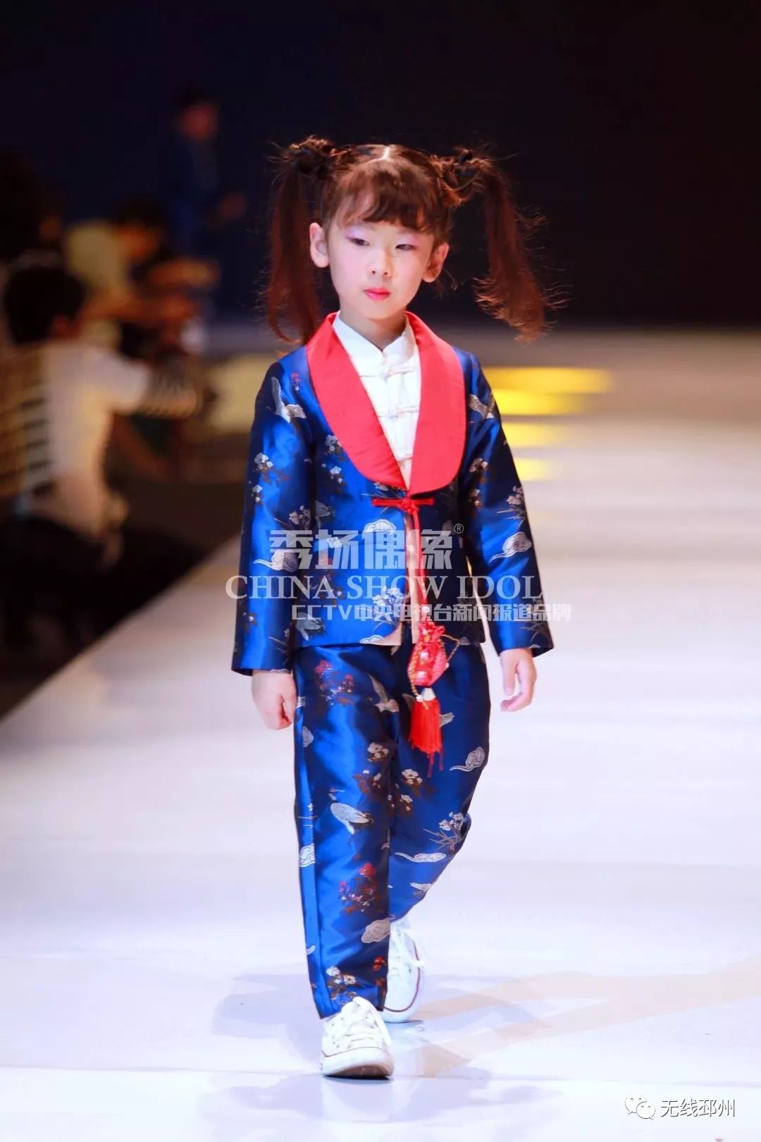 一群红孩儿惊艳“邳马”跑道，他们竟然来自这里……