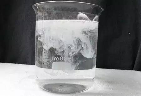 矿物油用清洁剂可以洗掉吗,矿物油有必要用吗