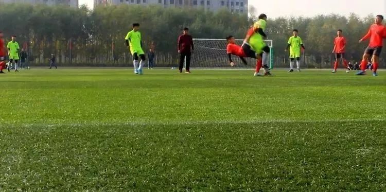 我县足球小子创历史佳绩！