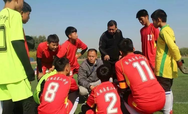我县足球小子创历史佳绩！