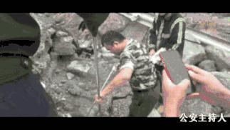 大蟒蛇视频大型挖掘机,工地挖机挖出一条巨蟒