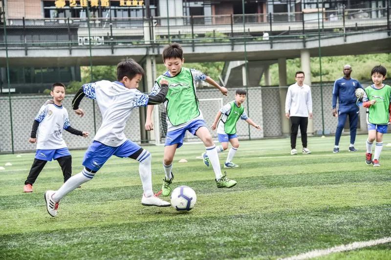 “捷”伴绿茵助力成长热刺携手捷豹校园足球培训