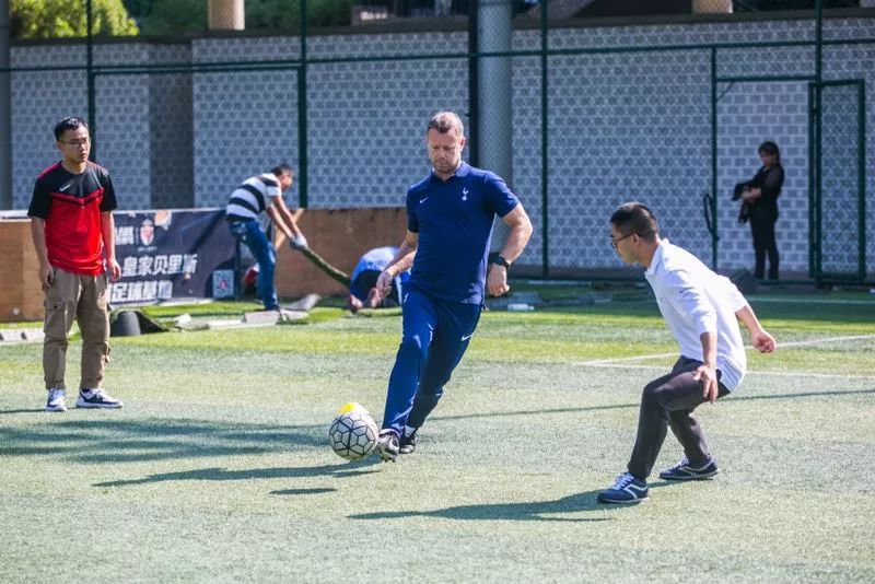 “捷”伴绿茵助力成长热刺携手捷豹校园足球培训