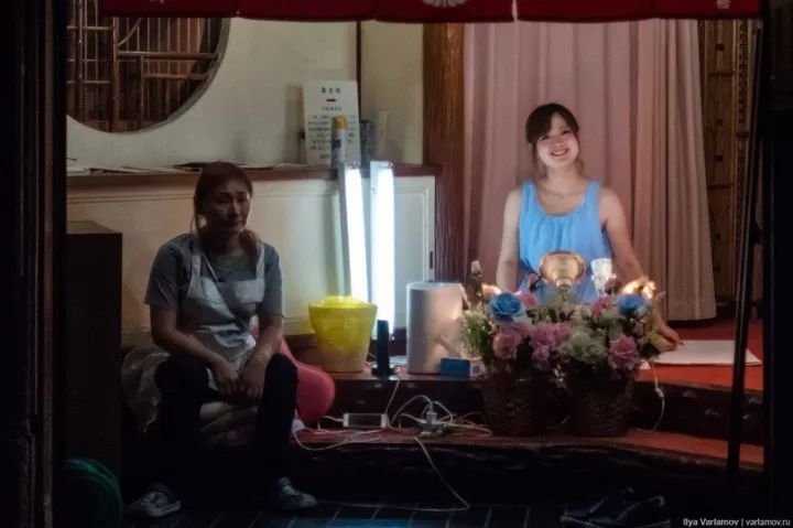 俄罗斯记者闯入日本*灯区红**，冒死*拍偷**下了大量照片