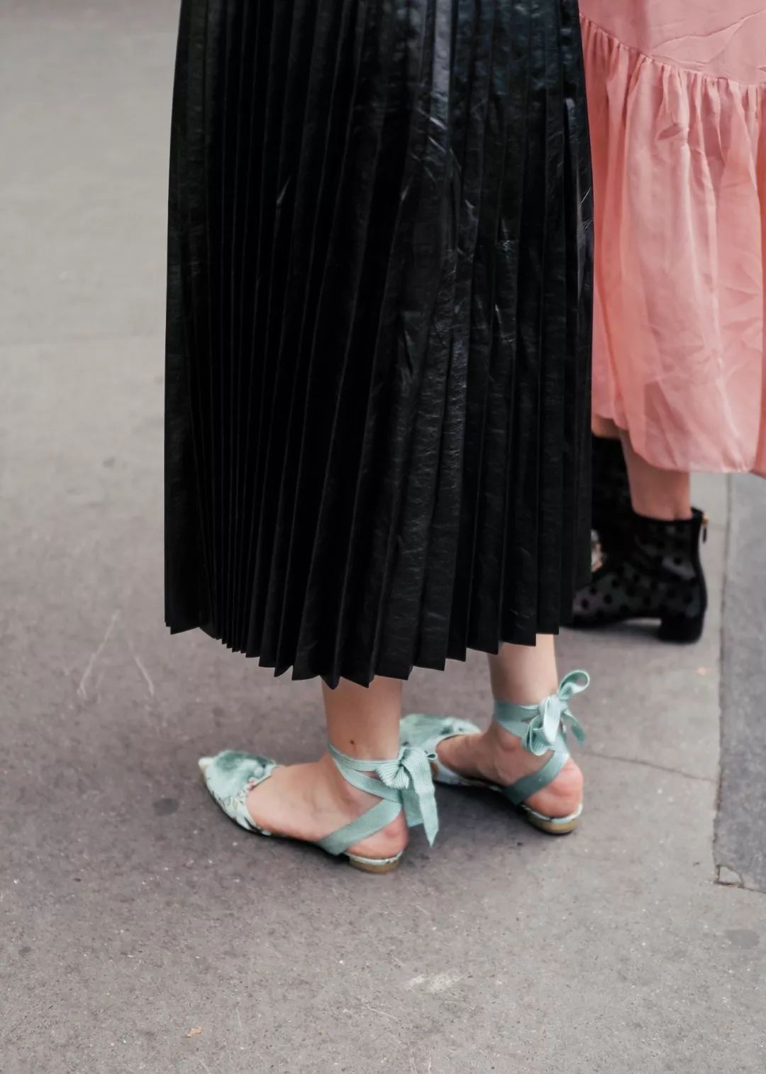 鞋带绕脚脖,鞋带勒脚脖会水肿吗