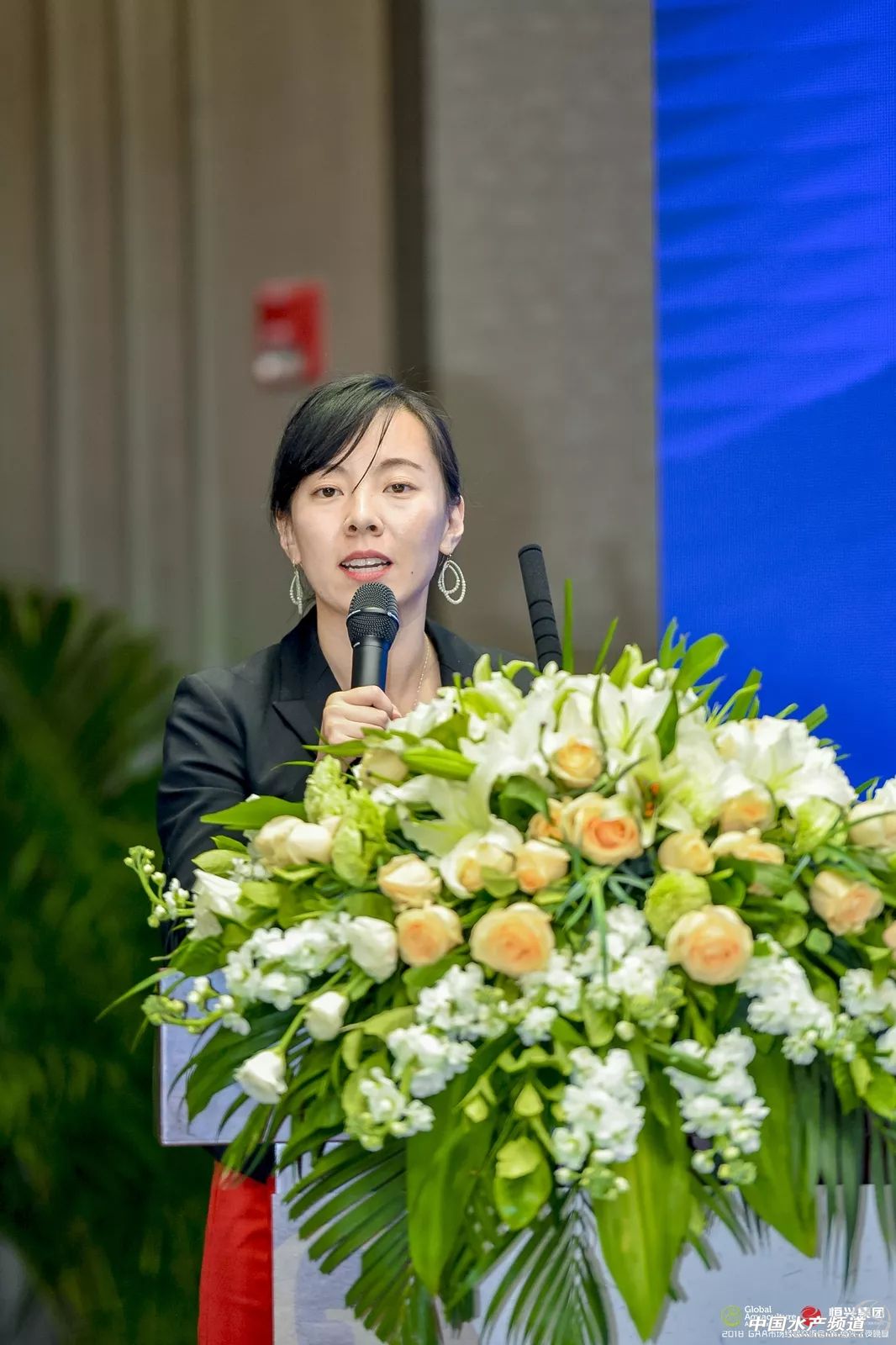 海鲜市场人山人海现直播,水产市场人山人海