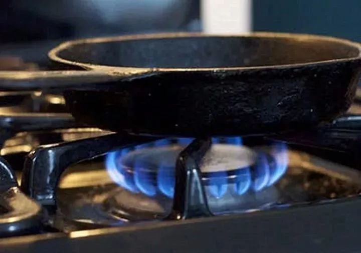 刚炒完菜的铁锅不要立马用水冲洗,炒完菜以后怎样防止铁锅生锈