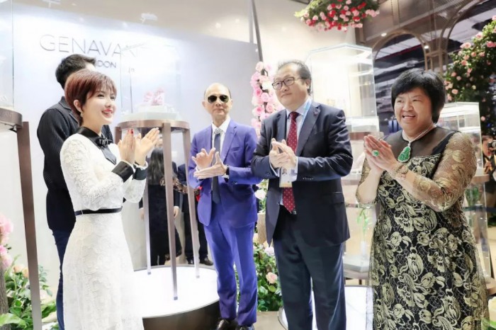 3000万珠宝鞋的中国电商伙伴，为什么是她？