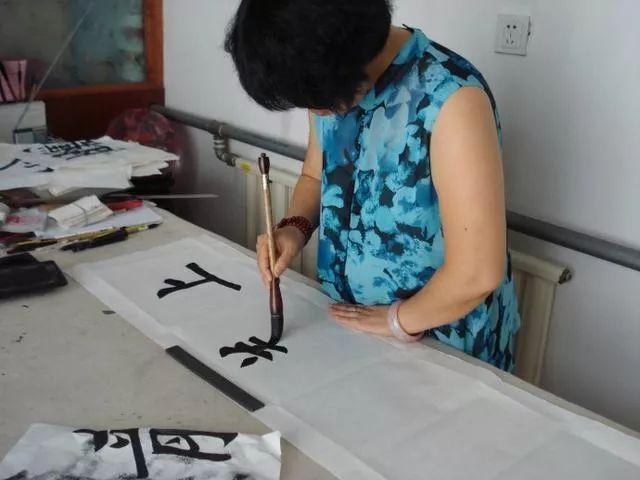 苦裁缝苦练35年小楷堪比王羲之,裁缝女工苦练书法30年