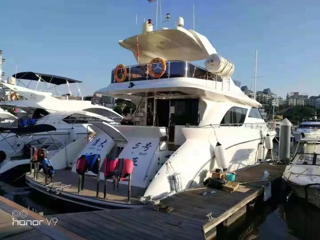 「无毒青春健康生活」几十名男女租游艇出海,没想到“翻船了”