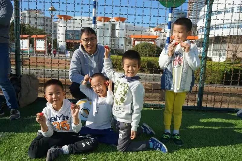 “爱绿茵”金钥匙幼儿团足球班——球场上的追风萌童，安全体验中的积极先锋！