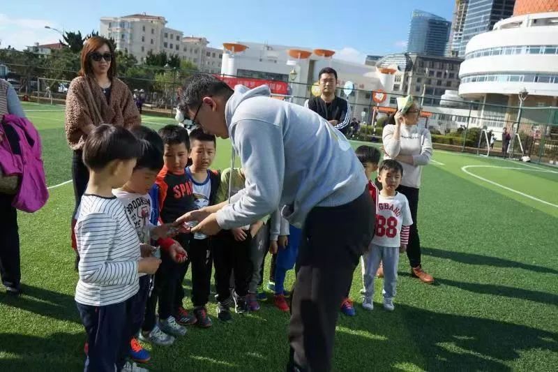 “爱绿茵”金钥匙幼儿团足球班——球场上的追风萌童，安全体验中的积极先锋！