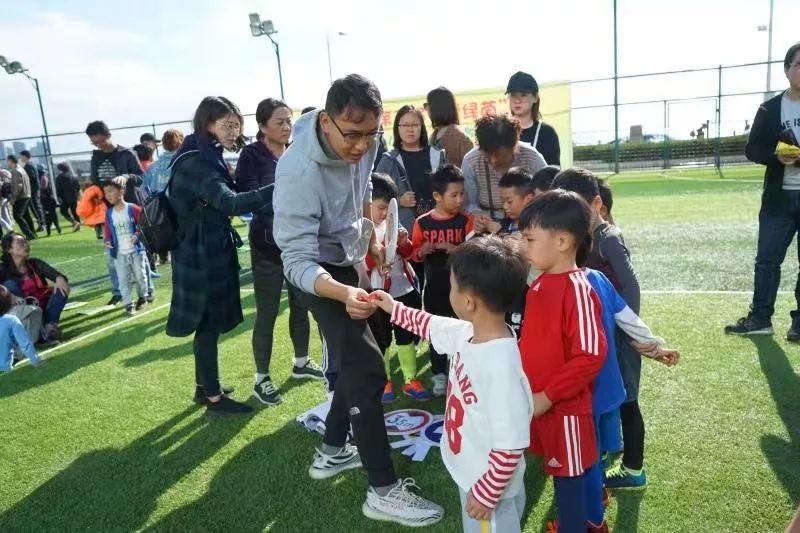 “爱绿茵”金钥匙幼儿团足球班——球场上的追风萌童，安全体验中的积极先锋！