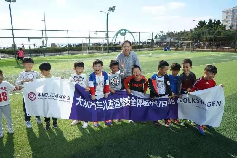 “爱绿茵”金钥匙幼儿团足球班——球场上的追风萌童，安全体验中的积极先锋！