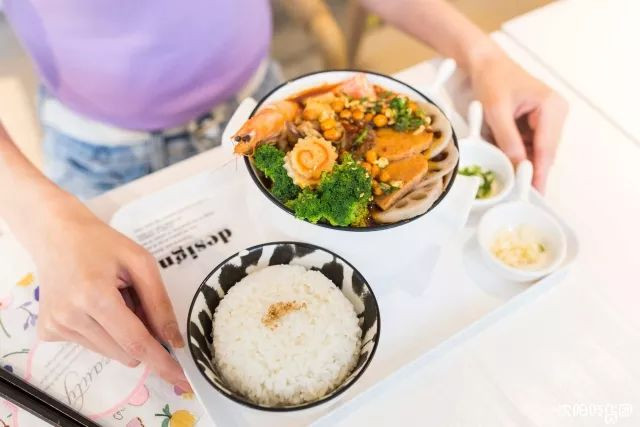 漂亮小姐姐开的网红店,高颜值小姐姐做美食