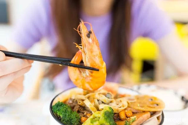 漂亮小姐姐开的网红店,高颜值小姐姐做美食