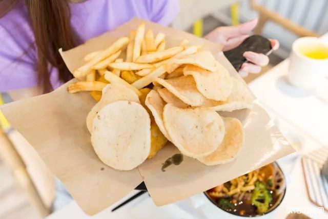 漂亮小姐姐开的网红店,高颜值小姐姐做美食