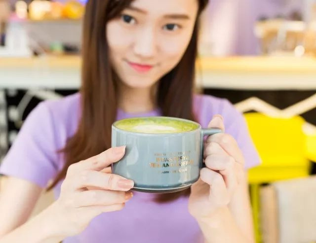 漂亮小姐姐开的网红店,高颜值小姐姐做美食