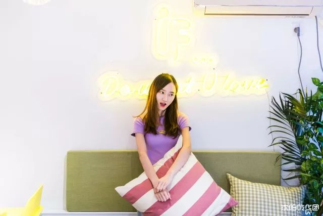 漂亮小姐姐开的网红店,高颜值小姐姐做美食