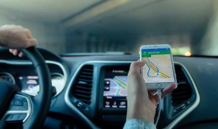 男子坐出租车车费超预期,男子坐的士150元