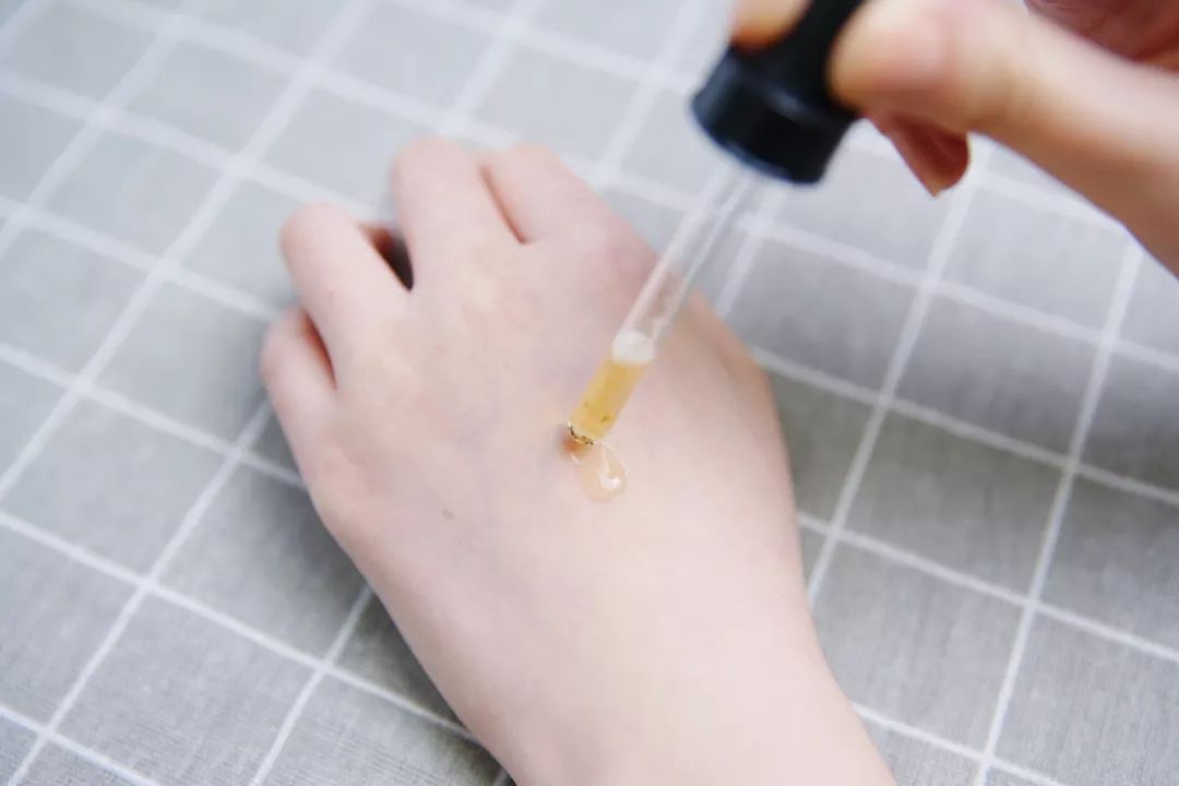 要不要上美容院做脸,女生去美容院做脸