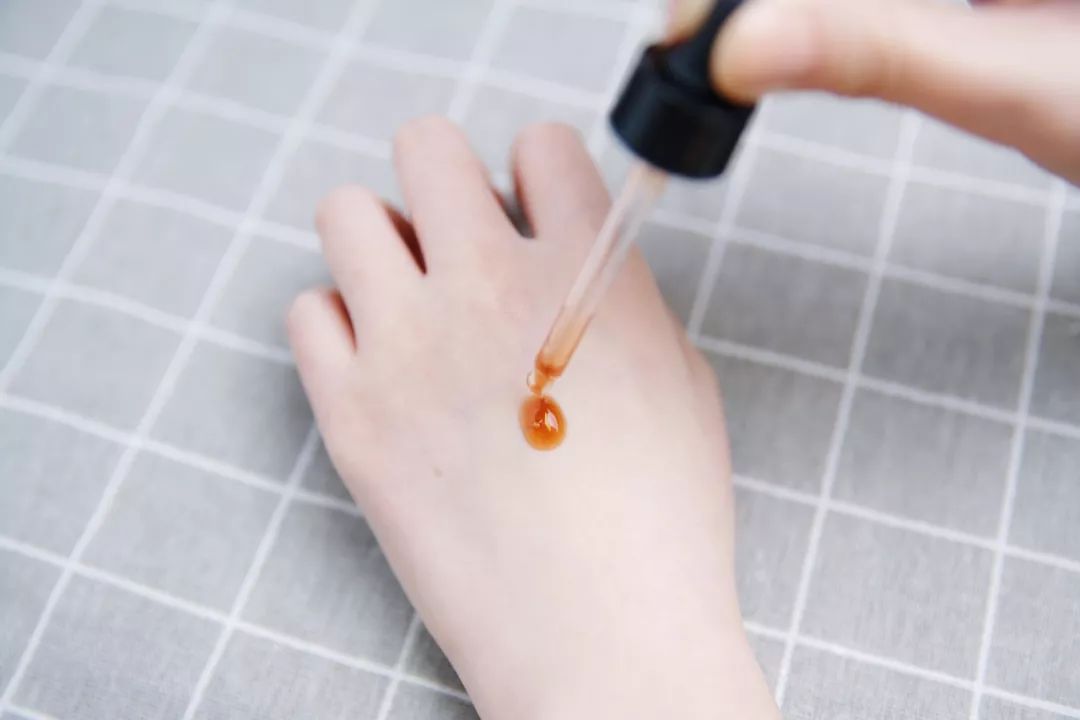 要不要上美容院做脸,女生去美容院做脸