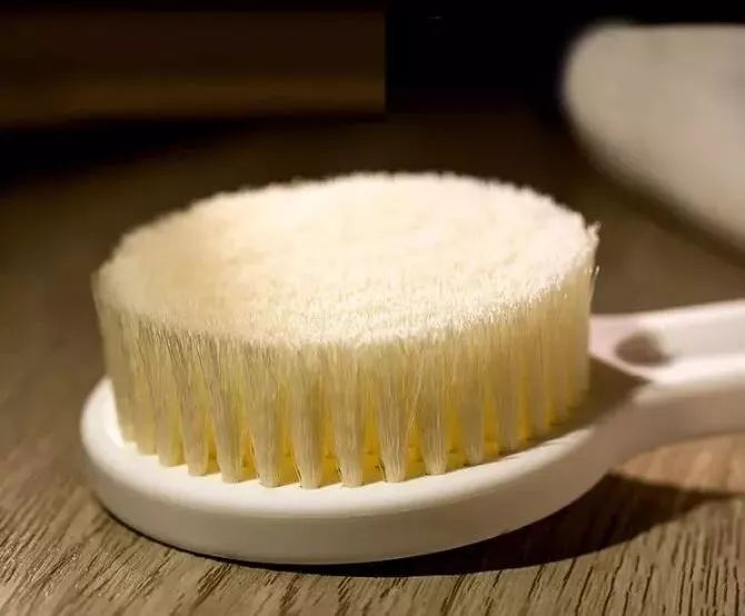 别让垃圾堵塞你的毛孔！有了这款火爆日本的沐浴刷，让你惊呼：洗澡搓背原来这么爽