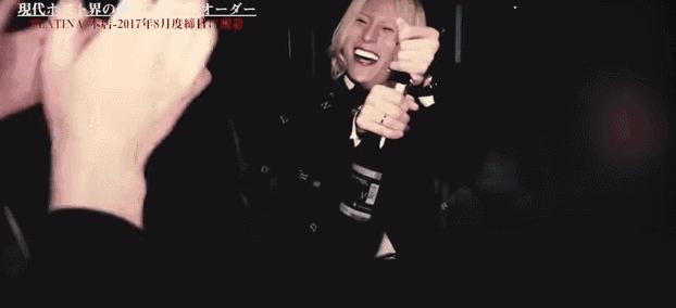 *拍偷**岛国牛郎店,一夜狂揽5500万,比男优更赚钱的就是他了