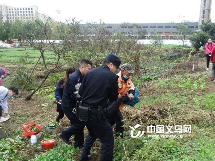 82岁老人马路上晕倒,7旬老人晕倒发病民警1小时营救