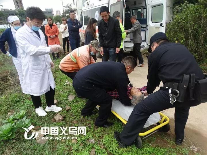 82岁老人马路上晕倒,7旬老人晕倒发病民警1小时营救