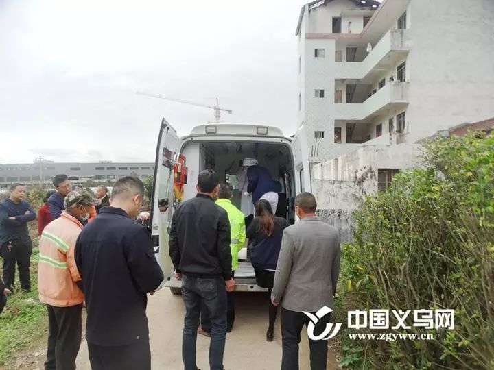 82岁老人马路上晕倒,7旬老人晕倒发病民警1小时营救