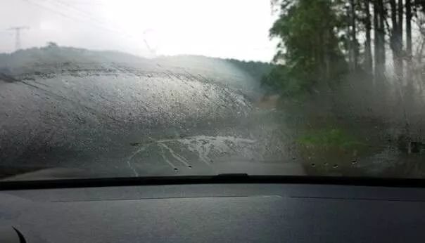 冬天车内玻璃起雾怎么开暖风去雾,小车玻璃有雾看不清怎样快速除雾