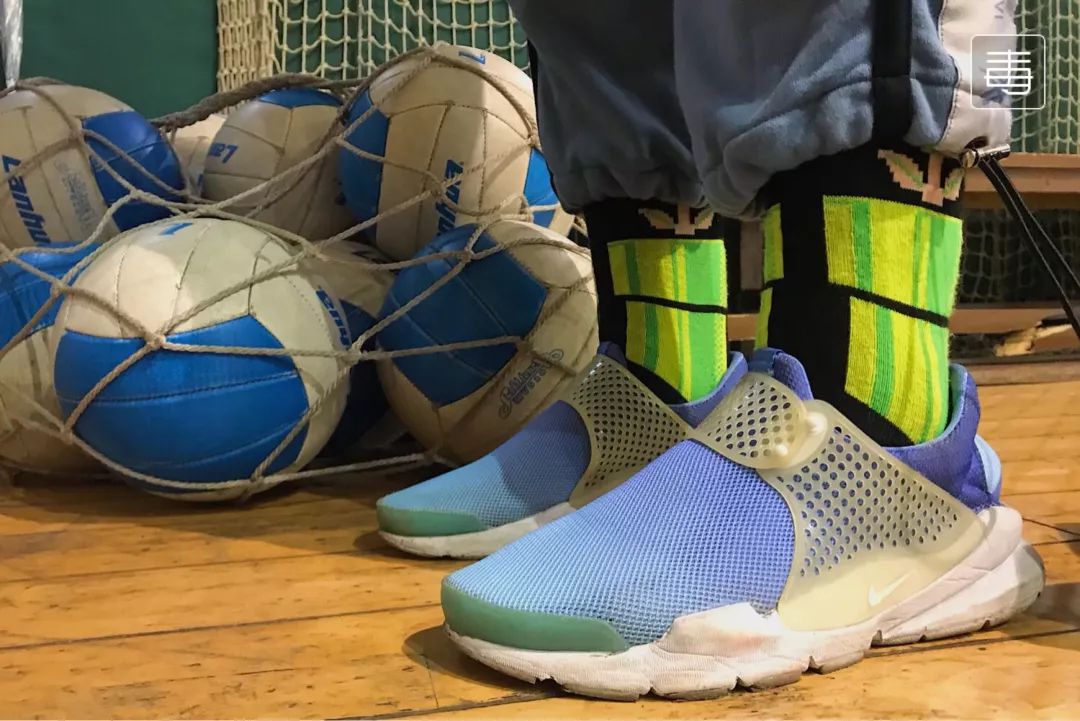 想在街头吸睛没有一双潮鞋怎么行,晒鞋子怎么拍照好看