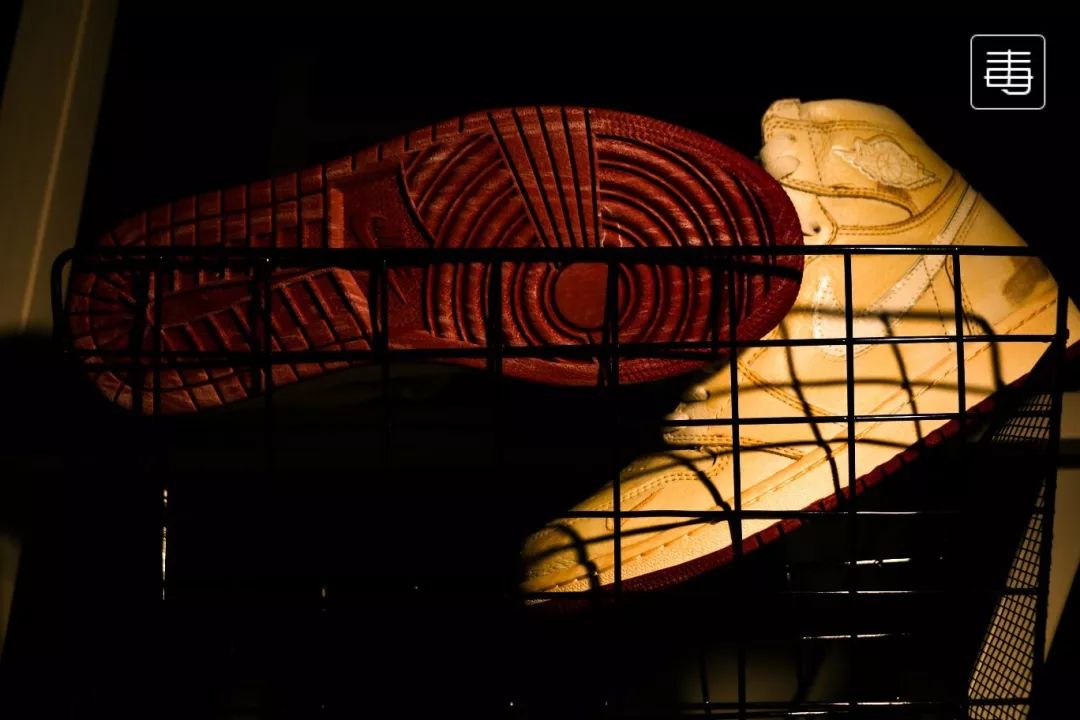 想在街头吸睛没有一双潮鞋怎么行,晒鞋子怎么拍照好看