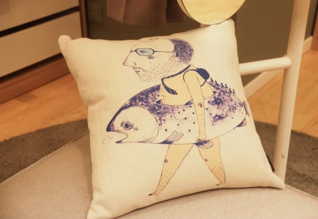 这位百科全书式的人物，称写作戏仿文学是其神圣责任之所在｜逝者