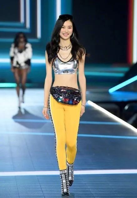 维密pink系列模特,维密秀第一位亚裔超模