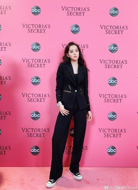 向往的生活第四季欧阳娜娜挖藕,向往的生活欧阳娜娜和张子枫化妆