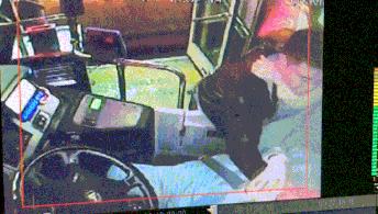 公交车上醉酒男子掐住司机脖子,醉酒男坐公交被掐脖子