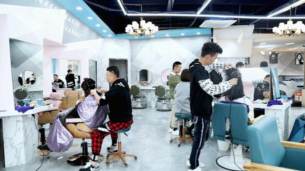 不办卡不推销，成都这家网红美发店为啥子这么火？