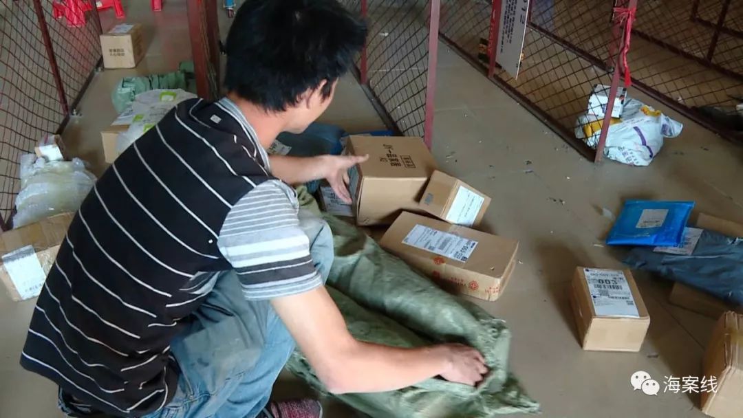 包裹丢失快递小哥遭赔1万,快递丢包裹了怎么赔付